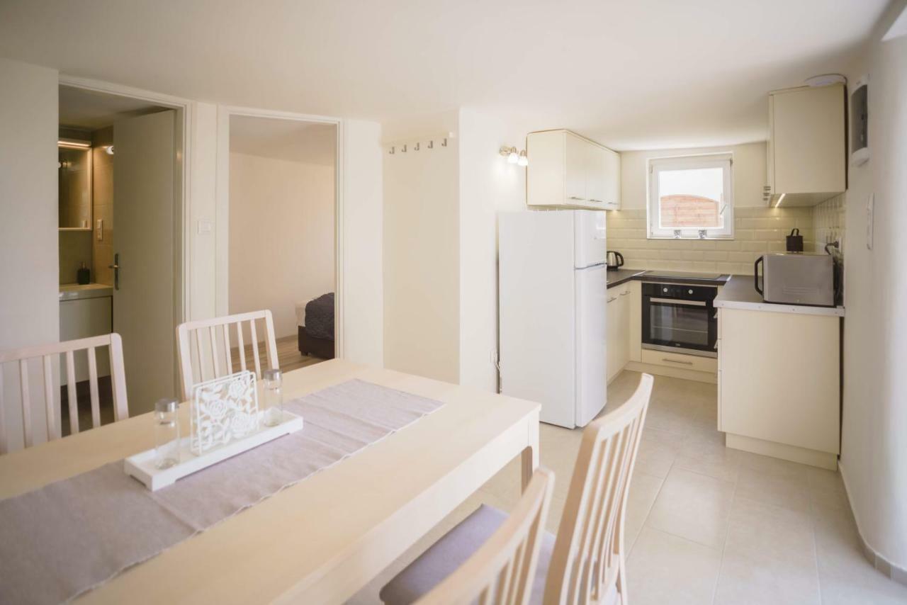 Eleven Apartman House เคสเท ภายนอก รูปภาพ