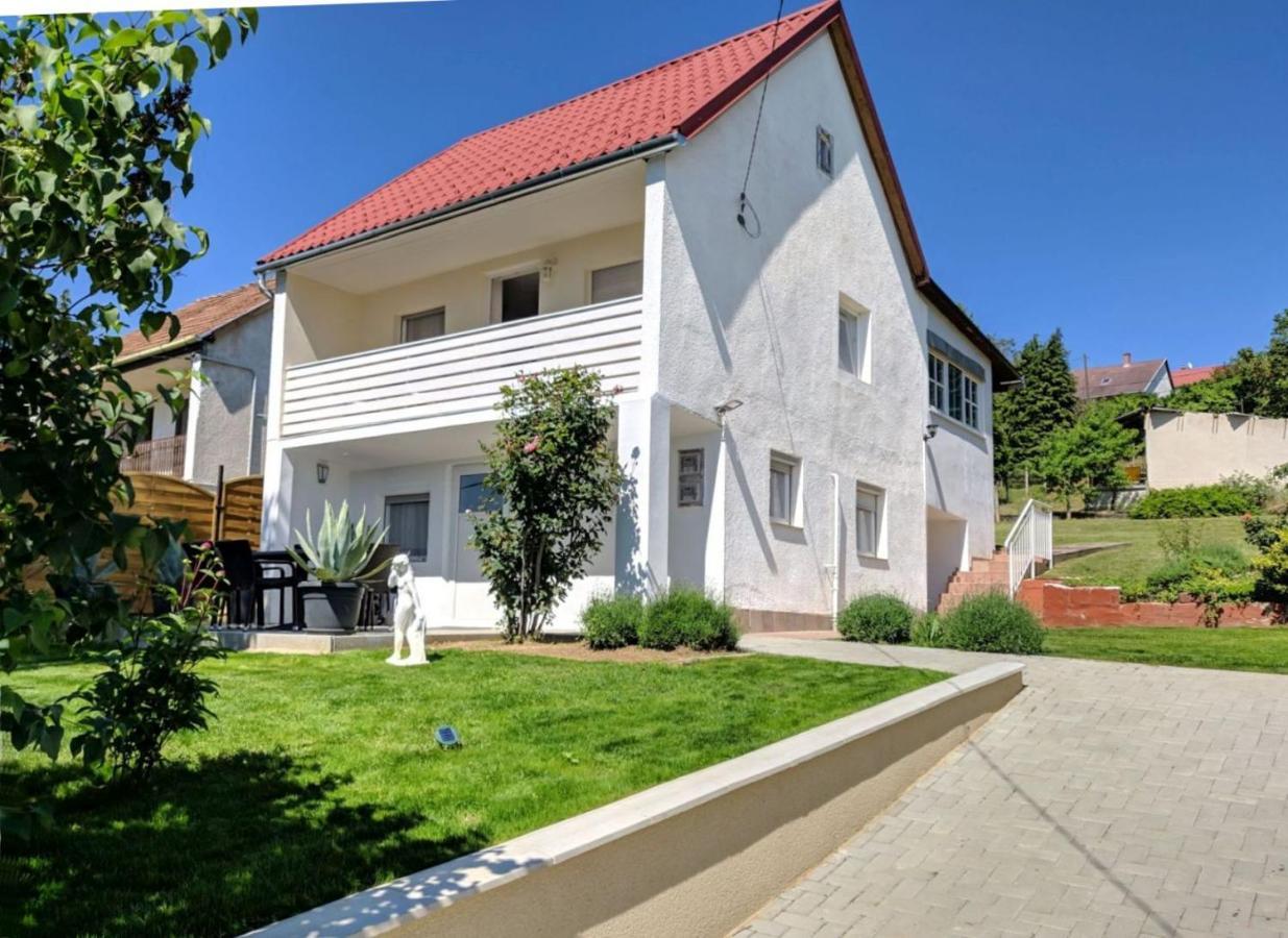 Eleven Apartman House เคสเท ภายนอก รูปภาพ